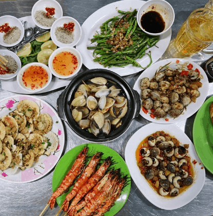 Không gian quán ốc Đào vỉa hè Sài Gòn đông đúc và nhộn nhịp buổi tối